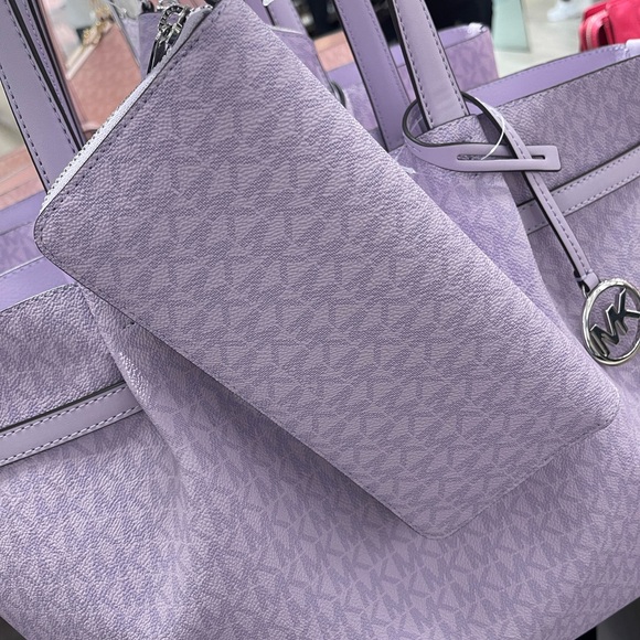 MICHAEL KORS Jet Set Lg Signatu Logo Continental Wallet Wristlet Phone
Lt Quartz - Picture 14 of 16